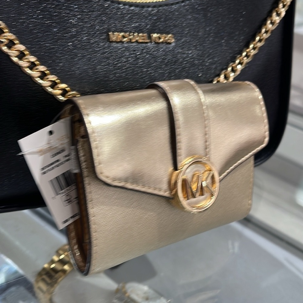 MICHAEL KORS CARMEN MEDIUM LOGO AND FAUX LEATHER WALLET
PALE GOLD
NWT - Picture 5 of 16